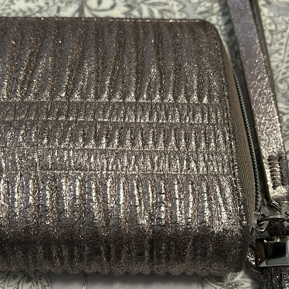 Clutch - Picture 2 of 4